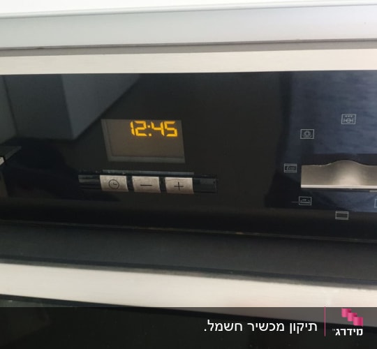 תנור אפייה עם תצוגת זמן וכפתורים